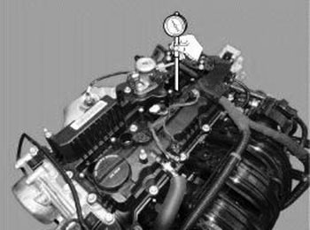 Вставьте компрессометр в отверстие под свечу зажигания Hyundai Santa Fe с 2018