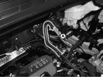 Отсоедините вакуумный шланг (А) усилителя тормозов Hyundai Santa Fe с 2018