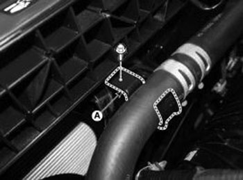 ри снятии верхнего шланга радиатора снимите кронштейн верхнего шланга радиатора (А) Hyundai Santa Fe с 2018
