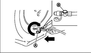 Снимите защитный колпачок со шланга (A) и плотно наденьте шланг на воздушный вентиль шины Renault Arkana с 2018 года