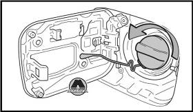 Открывание крышки горловины топливного бака Toyota Avensis