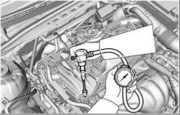 Вставить компрессометр в гнездо свечи зажигания Toyota Camry c 2017 года