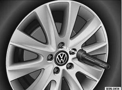 Откручивание колесных болтов при помощи рукоятки отвертки Volkswagen Tiguan с 2016
