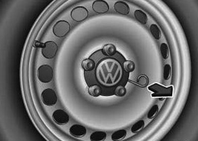 В зависимости от исполнения колпак в центральной части колеса может быть снят или удален вращательным движением Volkswagen Tiguan с 2016