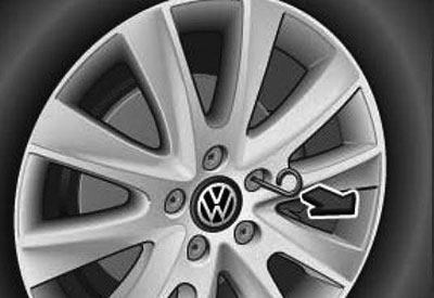 Снятие колпачков колесных болтов Volkswagen Tiguan с 2016