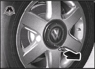 volkswagen polo замена колеса снятие крышки диска