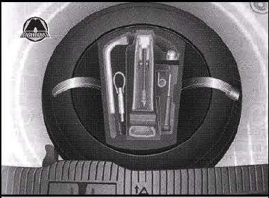 volkswagen polo ящик с инструментами и запасное колесо